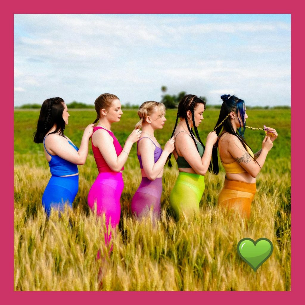 Hilfsbereitschaft ist keine Dienstleistung. Fünf Frauen stehen hintereinander und flechten der jeweils vorne stehenden Frau die Haare.