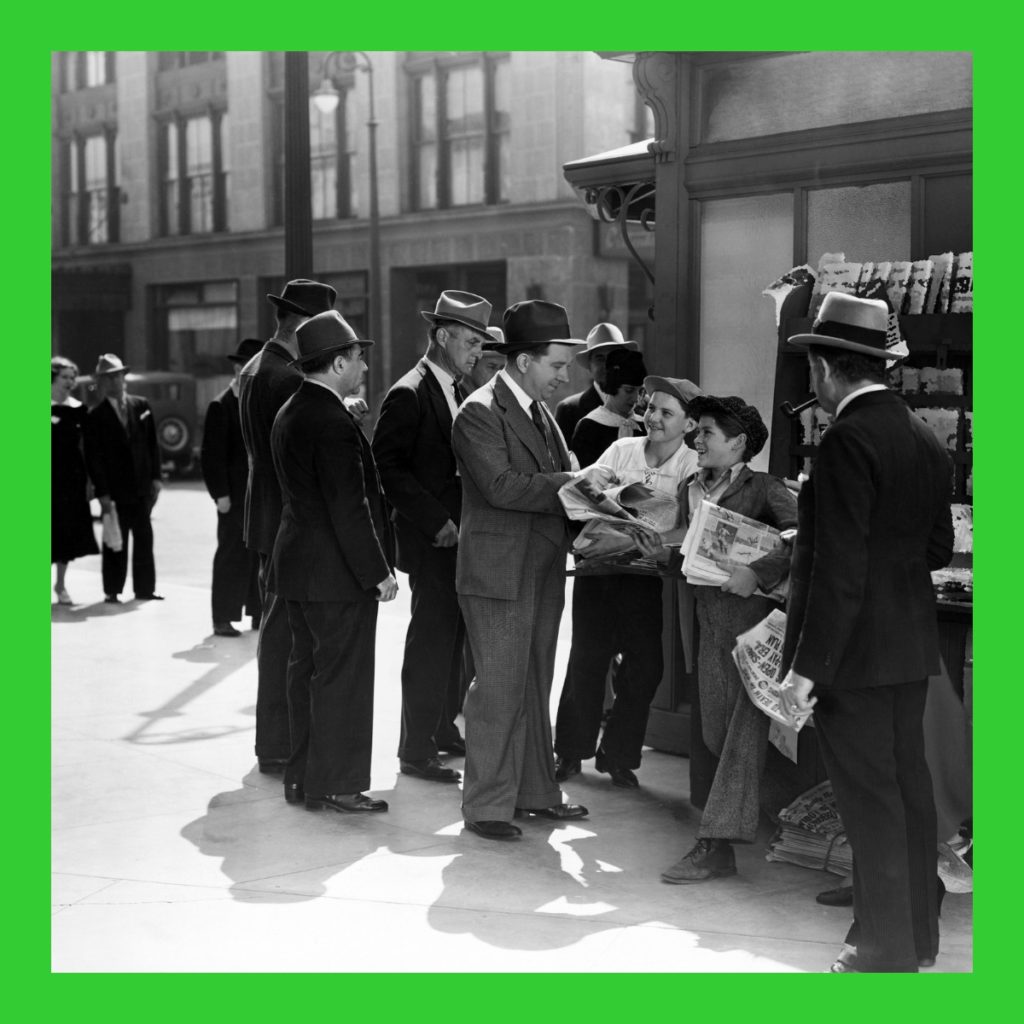 Tagesschau mit Happy End. Schwarz weiß Foto aus den 60er Jahren. Menschen reißen begeistert Händlern das Zeitungsblatt aus der Hand.